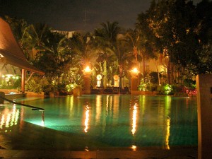 Pattaya allasalue yövalaistuksessa. 